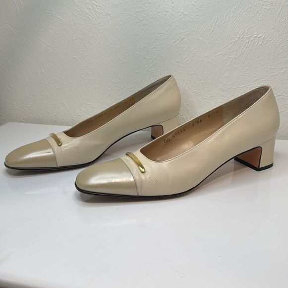 Salvatore Ferragamo Vintage Beige Block Heel Pumps Gold Cap Toe Sz 9 AA - Picture 2 of 7